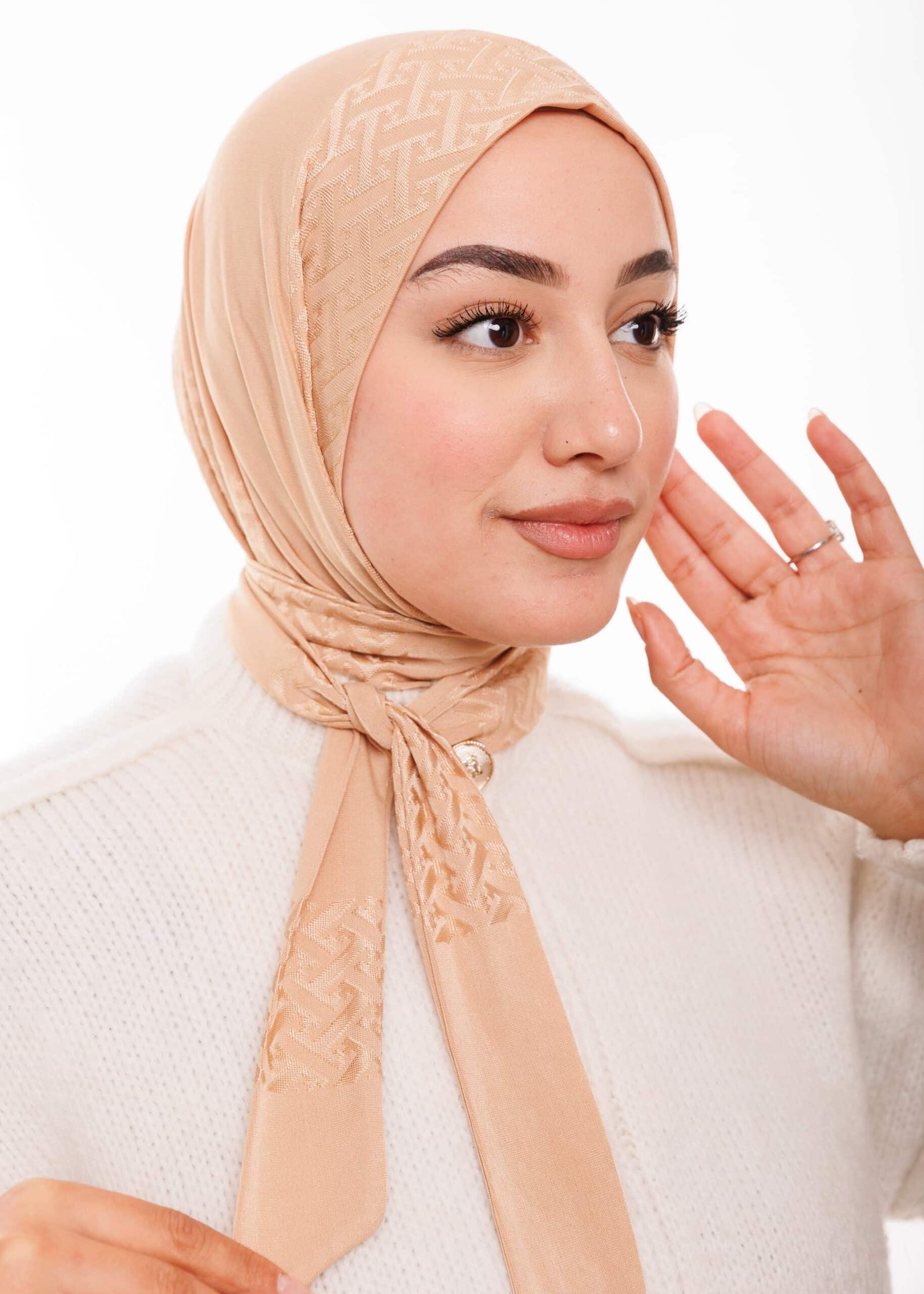 طبقية كشخة خليجية بيج