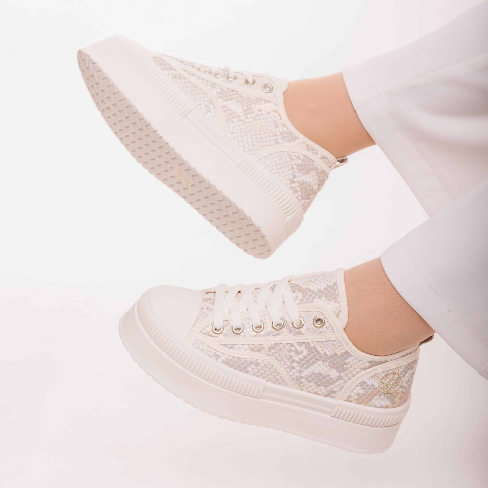 حذاء رياضي نسائي عملي وأنيق