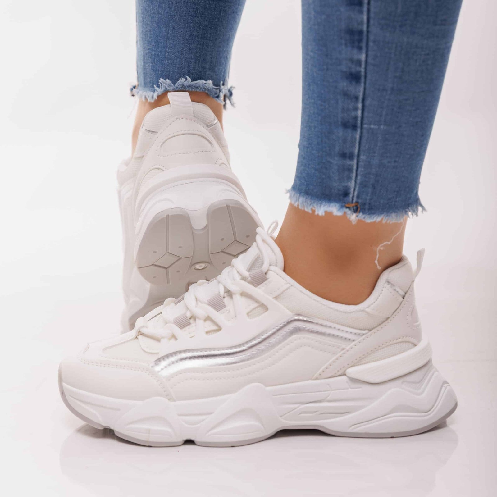 حذاء رياضي نسائي