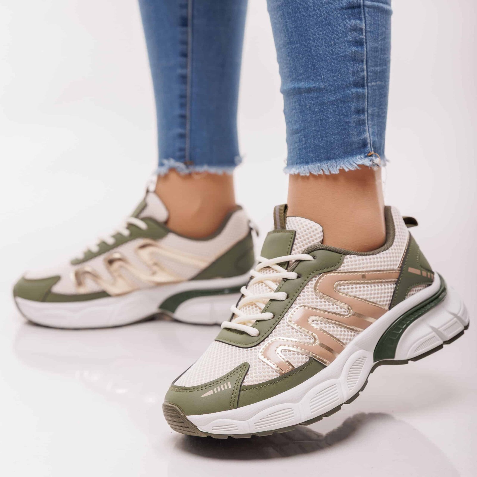 حذاء رياضي نسائي