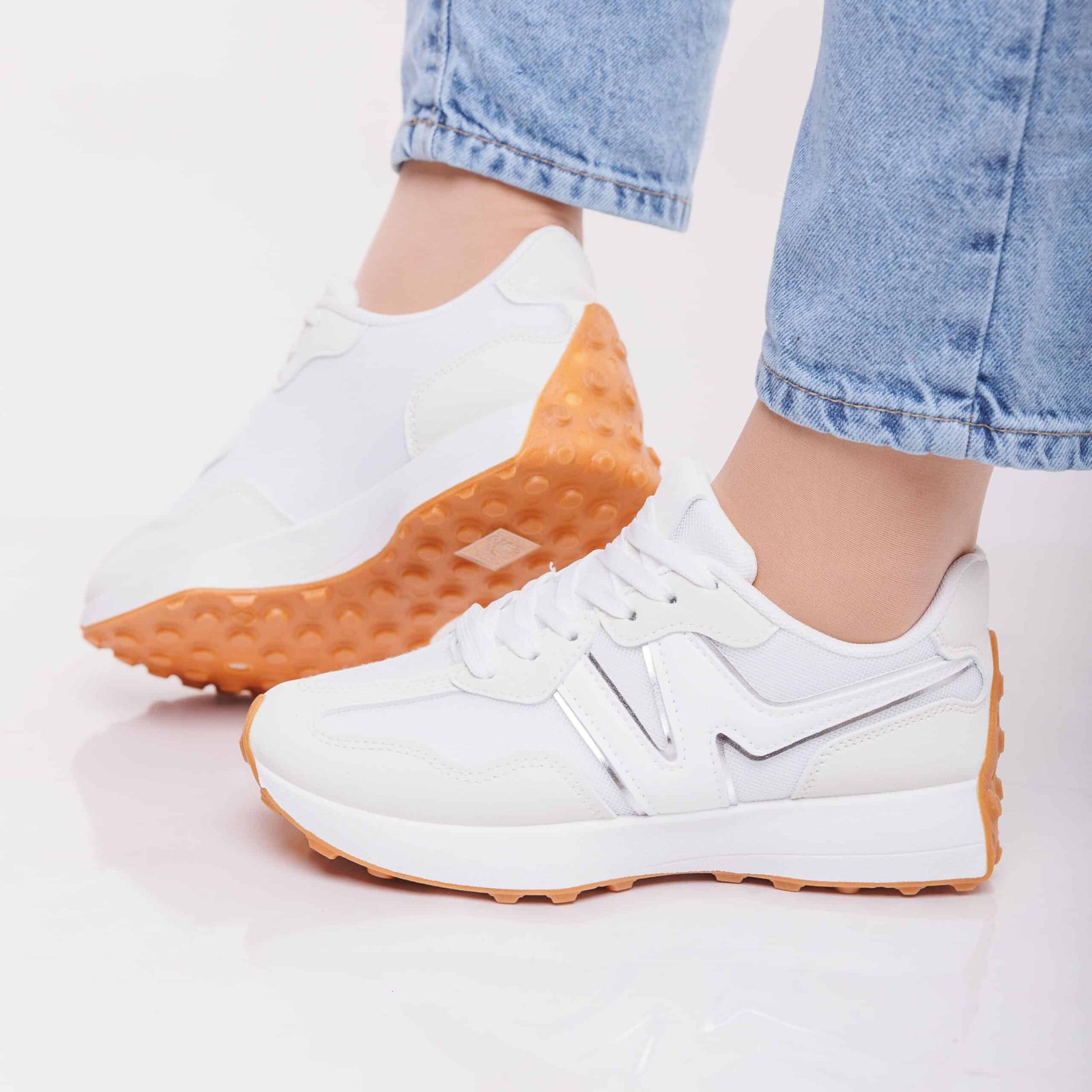 حذاء رياضي نسائي عملي وأنيق