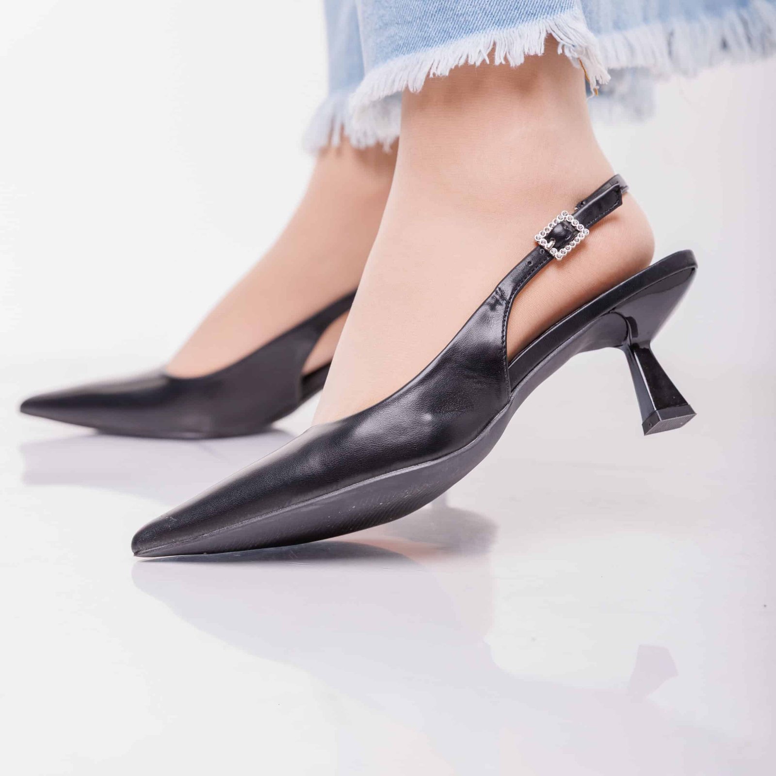 حذاء نسائي كلاسيكي بكعب عالي